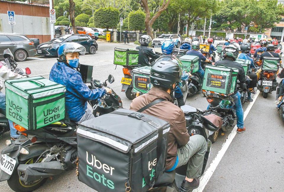 外送員2023年赴立院群賢樓前騎車繞行抗議，直指兩大外送平台每年數次片面減少薪酬，卻申訴無效。（本報資料照片）