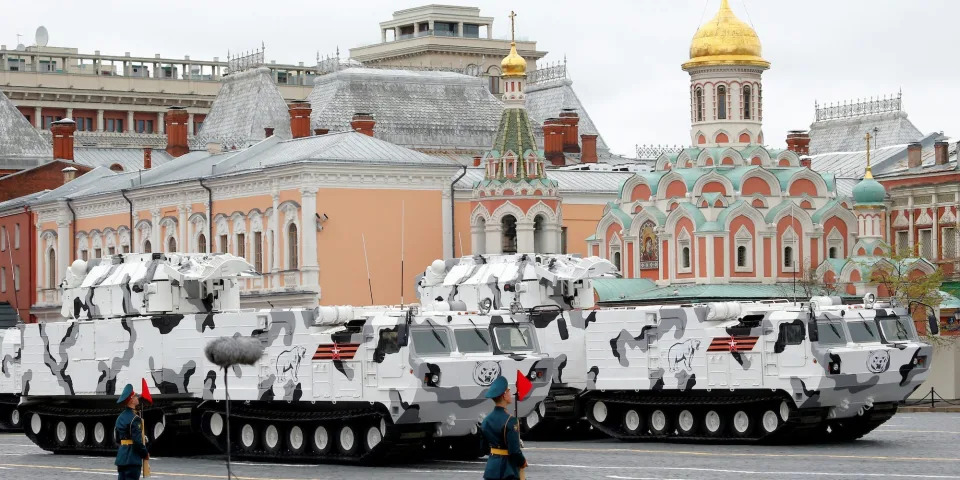 A 2017 image of two Pansir air defense systems, painted in white and grey, in Moscow.