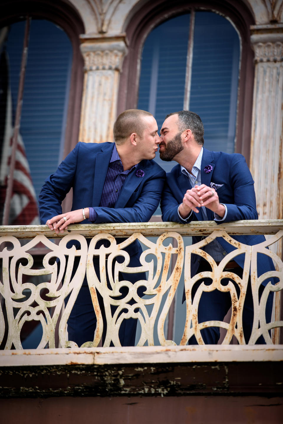 A kiss on the balcony of the courthouse. (Photo: <a href="http://www.nolaweddingphotographer.com/" target="_blank">Michael Caswell Photography</a>)