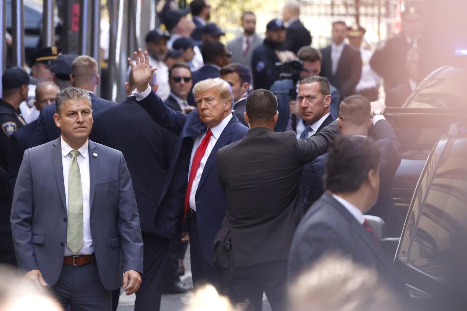 Former U.S. President Donald Trump waves as he arrives at the Manhattan Criminal Court on April 4, 2023 in New York, New York.