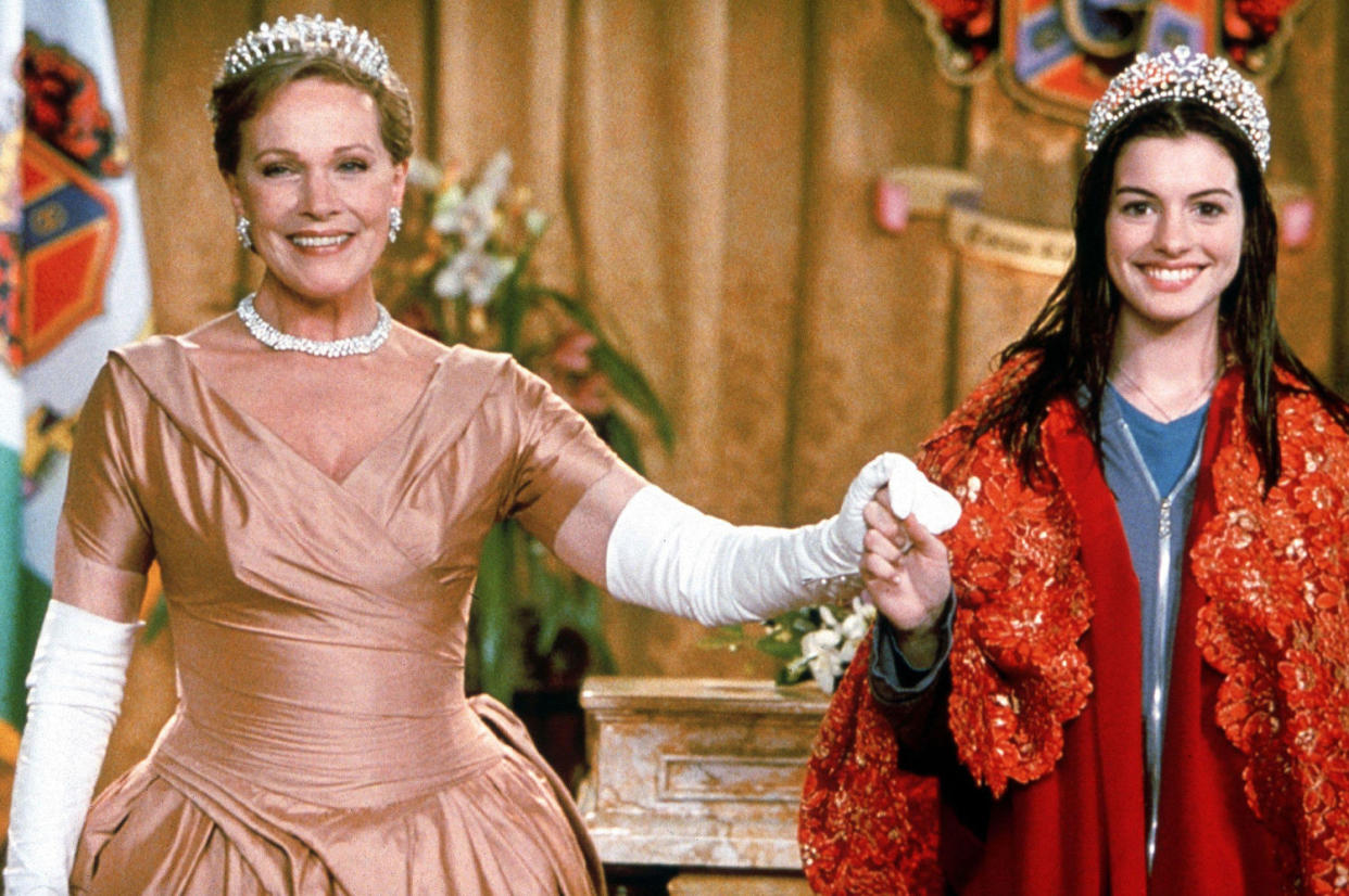 Image: Original Film Title: THE PRINCESS DIARIES.  English Title: THE PRINCESS DIARIES.  Film Director: GARRY MARSHALL.  Year: 2001.  Stars: JULIE ANDREWS; ANNE HATHAWAY. Credit: WALT DISNEY PRODUCTIONS / BATZDORFF, RON / Album (Alamy)