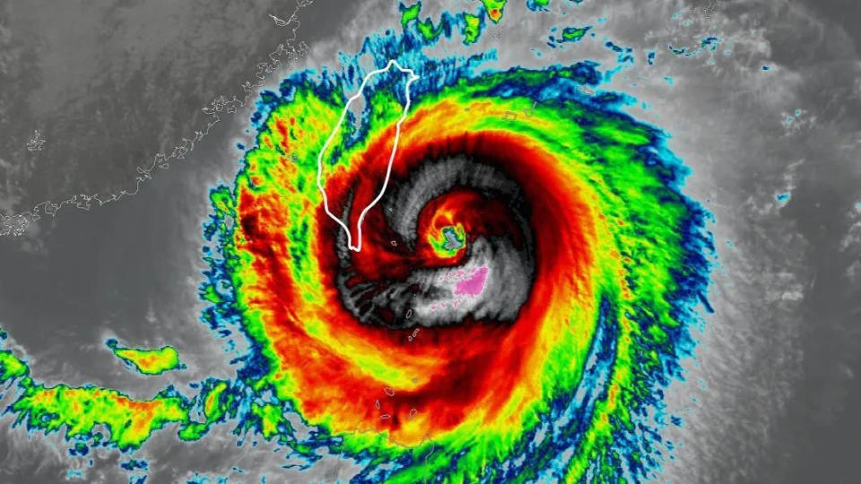 <strong>雷達回波圖顯示，小犬颱風暴風圈已經籠罩整個台灣。（圖／翻攝自Facebook@台灣颱風論壇｜天氣特急）</strong>