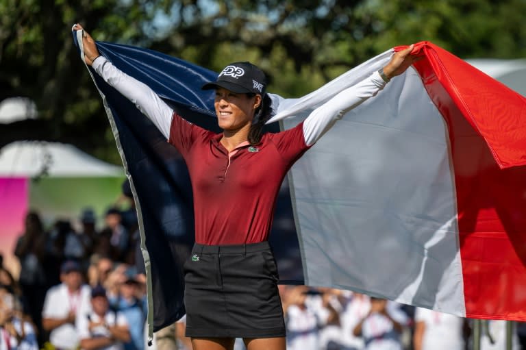 La Française Céline Boutier fête sa victoire au tournoi d'Evian, un majeur du circuit LPGA, à Evian-les-Bains le 30 juillet 2023. (Fabrice COFFRINI)