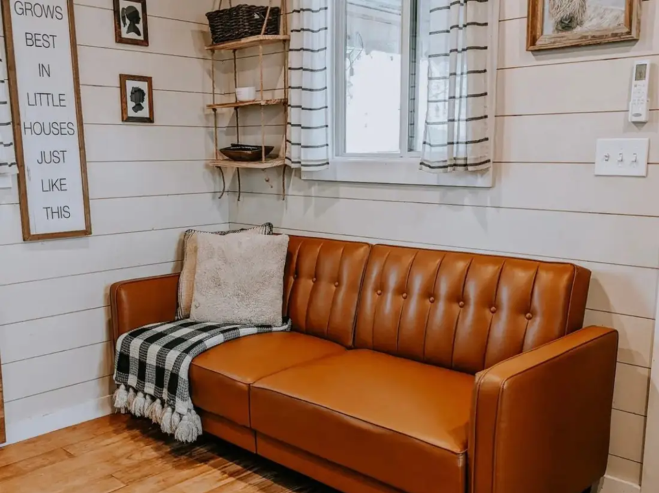 Im Tiny House gibt es nur ein Bett und eine Schlafcouch. - Copyright: Katy Krebs