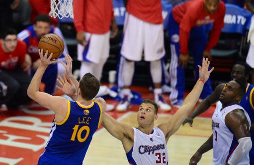 David Lee, de los Golden State Warriors, anota pesa a la presión de Blake Griffin, de los Clippers, el 19 de abril de 2014 en Los Ángeles, en el marco de la primera ronda de los playoffs de la NBA (AFP | Frederic J. Brown)