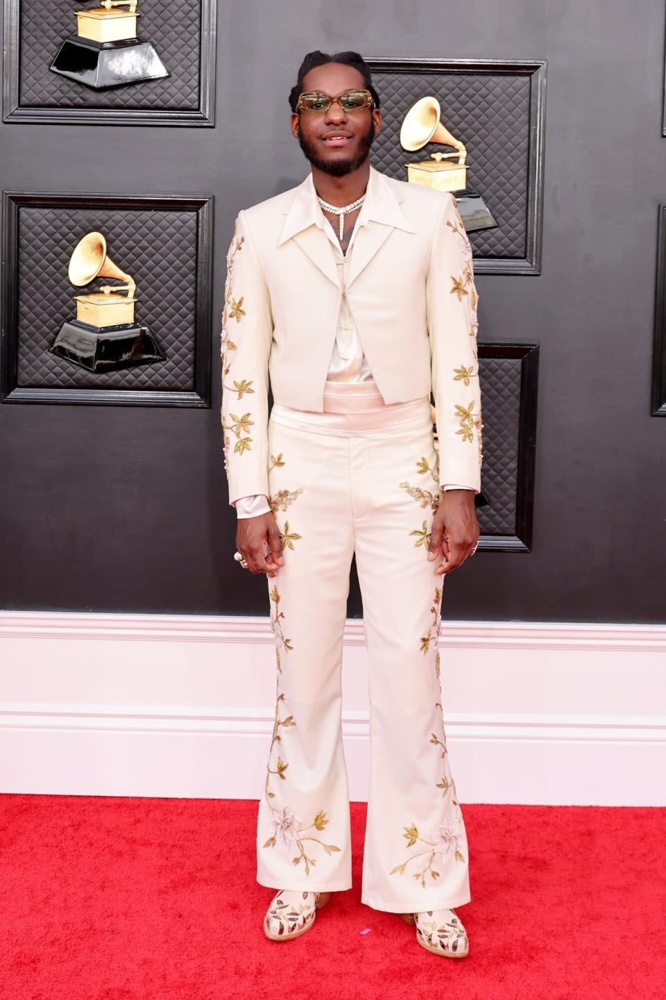 Leon Bridges 2022 Grammys Red Carpet White suit