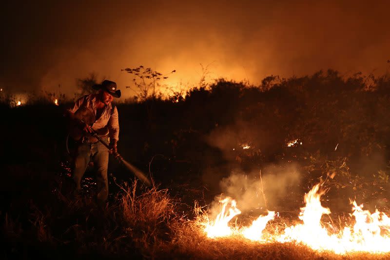 Foto de Sebastiao Baldi Silva Junior, que trabaja en una granja, tratando de apagar un incendio en el Pantanal de Brasil