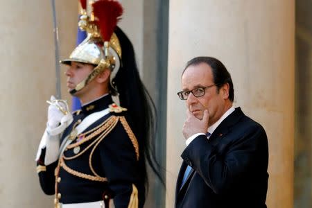 French President Francois Hollande waits for guests at the Elysee palace in Paris, France, July 21, 2016. REUTERS/Philippe Wojazer - RTSJ3BO