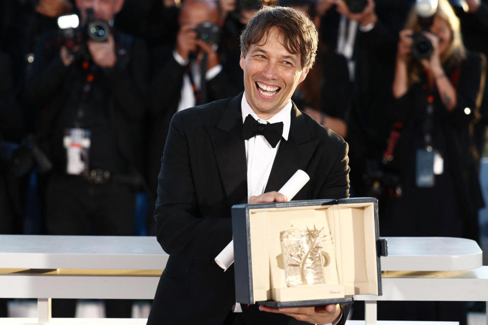 El director Sean Baker, ganador de la Palma de Oro por la película «Anora», posa durante un photocall tras la ceremonia de clausura de la 77ª edición del Festival de Cine de Cannes en Cannes, Francia, 25 de mayo de 2024. REUTERS/Yara Nardi