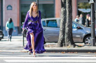 <p>Stil-Ikone Erica Pelosini setzte kurz vor der Giambattista Valli Show ihrerseits ein modisches Zeichen, als sie im violetten Volant-Vokuhila-Kleid durch die Pariser Straßen eilte. (Bild: Getty Images)</p>