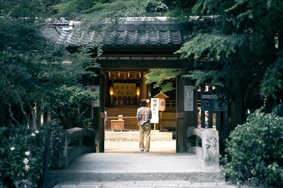日本神社參拜禮儀，入廟拜神，記得在進入神社/寺廟時先鞠躬，再來是基本參拜方式是「二禮二拍手一禮」，日本人在離開時也會再鞠躬來感謝神明。（圖片來源：JuniperPhoto@Unsplash)