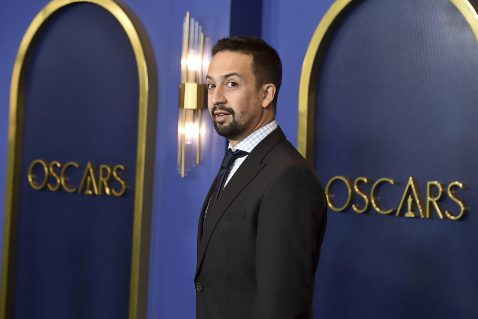 Lin-Manuel Miranda llega al almuerzo de los nominados a la 94a edición anual de los Premios de la Academia, el lunes 7 de marzo de 2022 en Los Ángeles. (Foto por Jordan Strauss/Invision/AP)