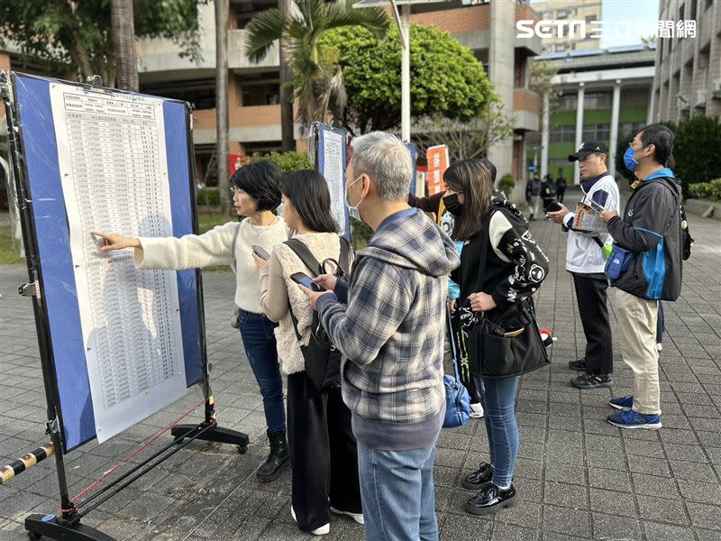 一早不少家長帶著孩子在看試場。（圖／記者簡浩正攝影）