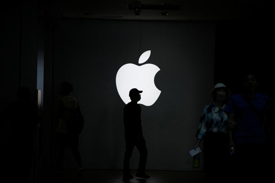 Logotipo de Apple visto en una tienda de la empresa en Shanghai, China. REUTERS/Aly Song