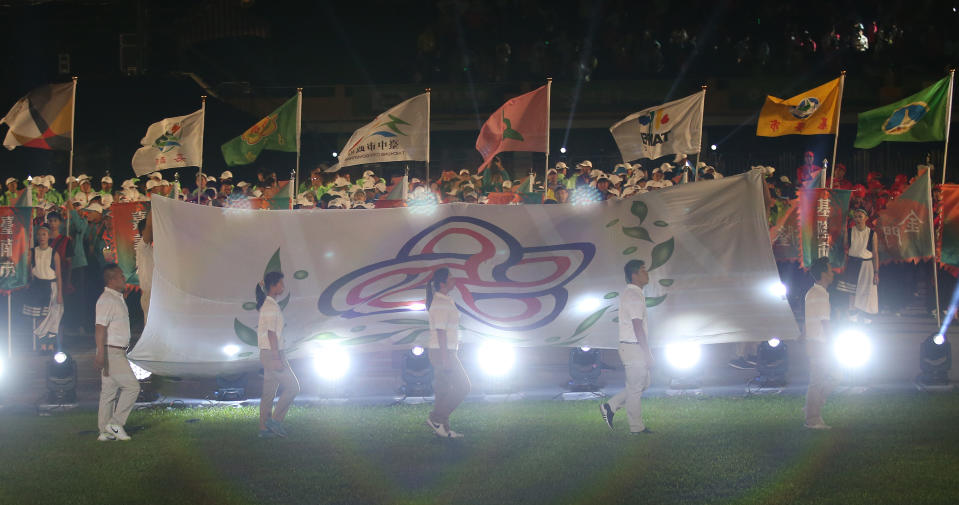 106年全國運動會開幕典禮21日晚間在宜蘭運動公園登場，參賽運動員進場後，隨即迎接會旗進場。(中央社)