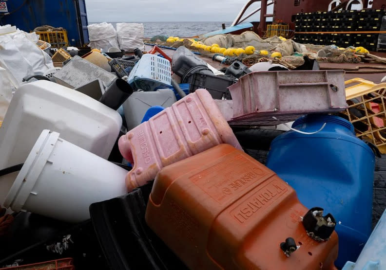 在研究團隊於太平洋垃圾帶打撈的塑膠垃圾裡，幾乎全是和漁業活動有關。Ocean Cleanup