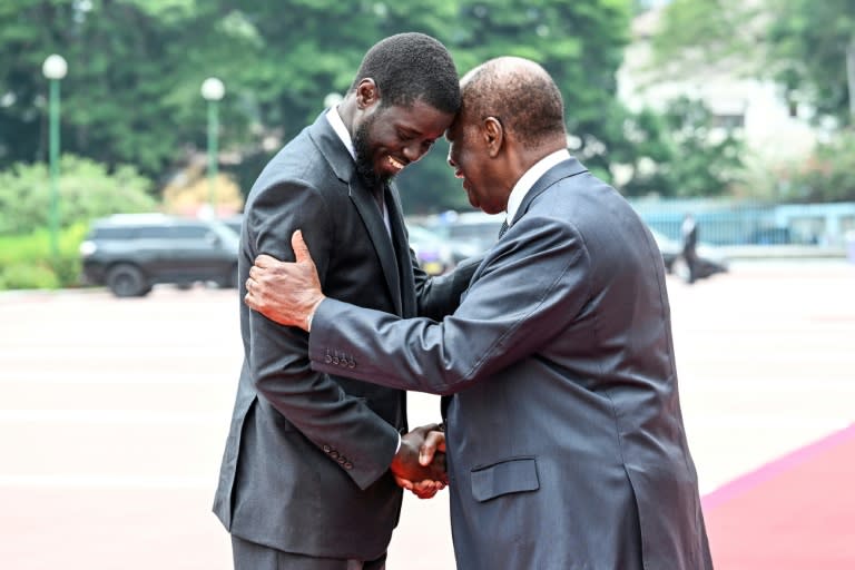 Poignée de main entre le nouveau président sénégalais, Bassirou Diomaye Faye (gauche), et son homologue ivoirien Alassane Ouattara, à Abidjan le 7 mai 2024 (SIA KAMBOU)