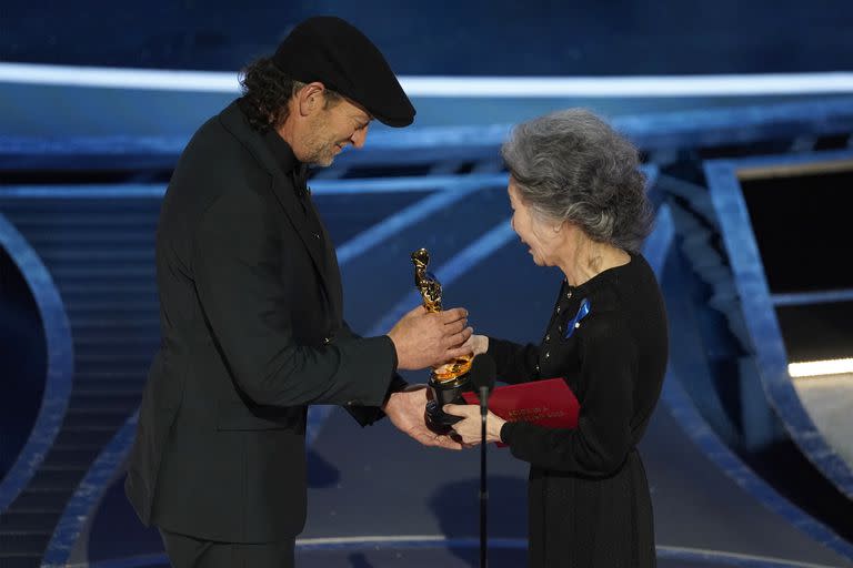 Muy emocionado, Troy Kotsur recibe su premio de manos de Youn Yuh-jung 