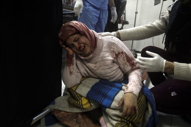 Una mujer palestina herida en el bombardeo israelí en la Franja de Gaza recibe tratamiento en el hospital Nasser en Khan Younis, al sur de la Franja de Gaza, el viernes 29 de diciembre de 2023. 