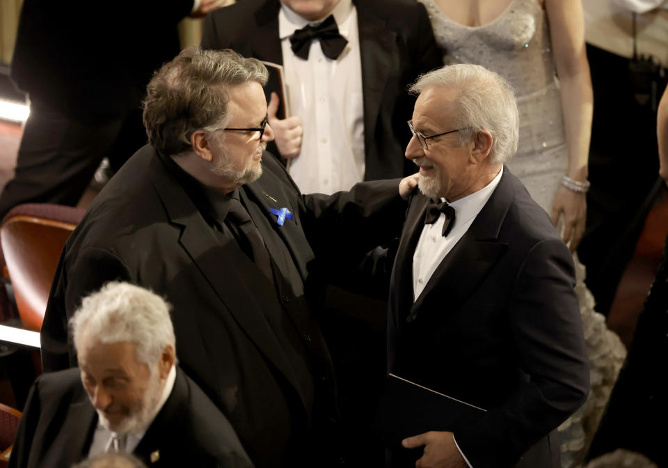 HOLLYWOOD, CALIFORNIA - 12 DE MARZO: (L-R) Guillermo del Toro y Steven Spielberg asisten a los 95º Premios anuales de la Academia en Dolby Theatre el 12 de marzo de 2023 en Hollywood, California. (Foto de Kevin Winter/Getty Images)