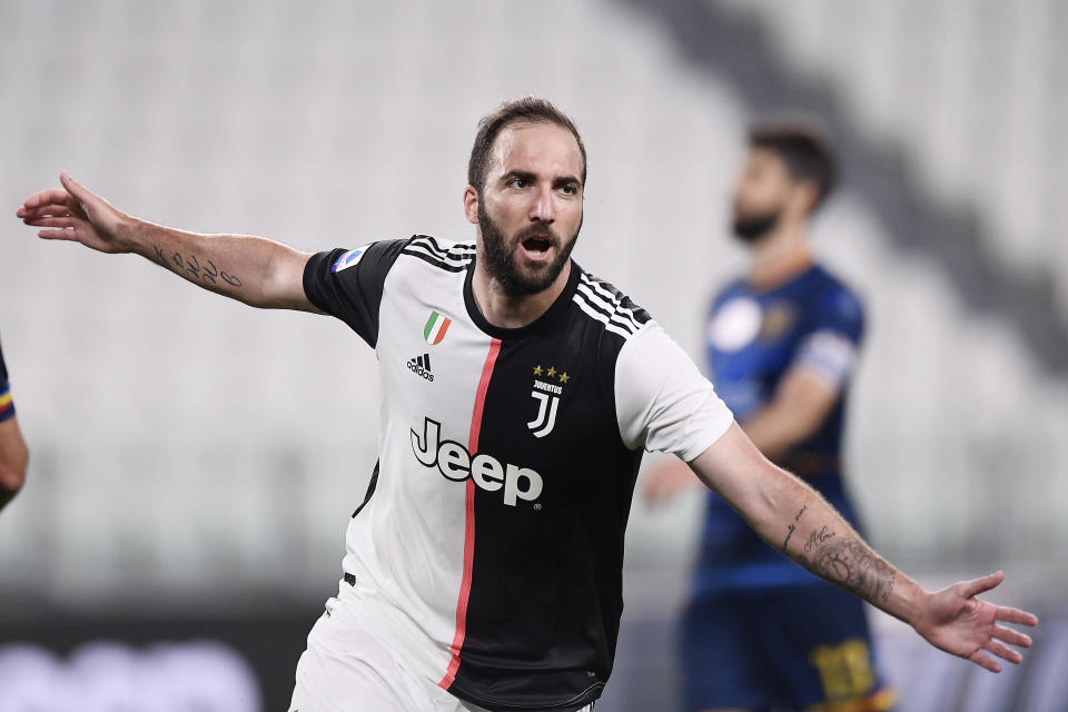 El argentino Gonzalo Higuaín festeja tras anotar ante Lecce en un encuentro de la Serie A italiana, realizado en Turín el viernes 26 de junio de 2020 (Fabio Ferrari/LaPresse via AP)