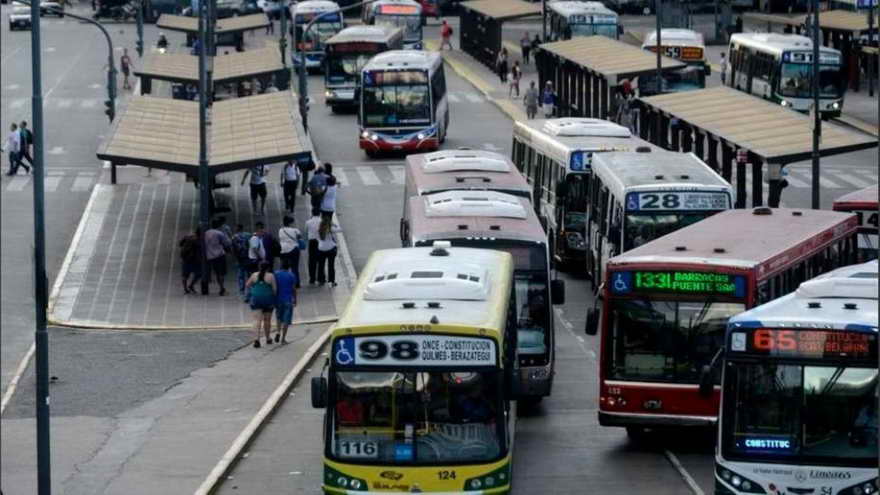 Más de 50 líneas de colectivos están de paro