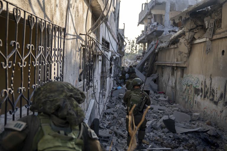 Soldados israelíes recorren una zona bombardeada en la Franja de Gaza
