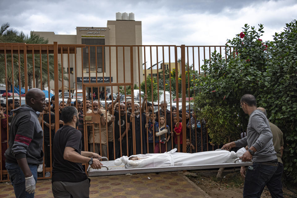 Palestinos cargan los cuerpos de fallecidos en un bombardeo israelí en la Franja de Gaza, el martes 14 de noviembre de 2023, en el hospital de Jan Yunis. (AP Foto/Fatima Shbair)