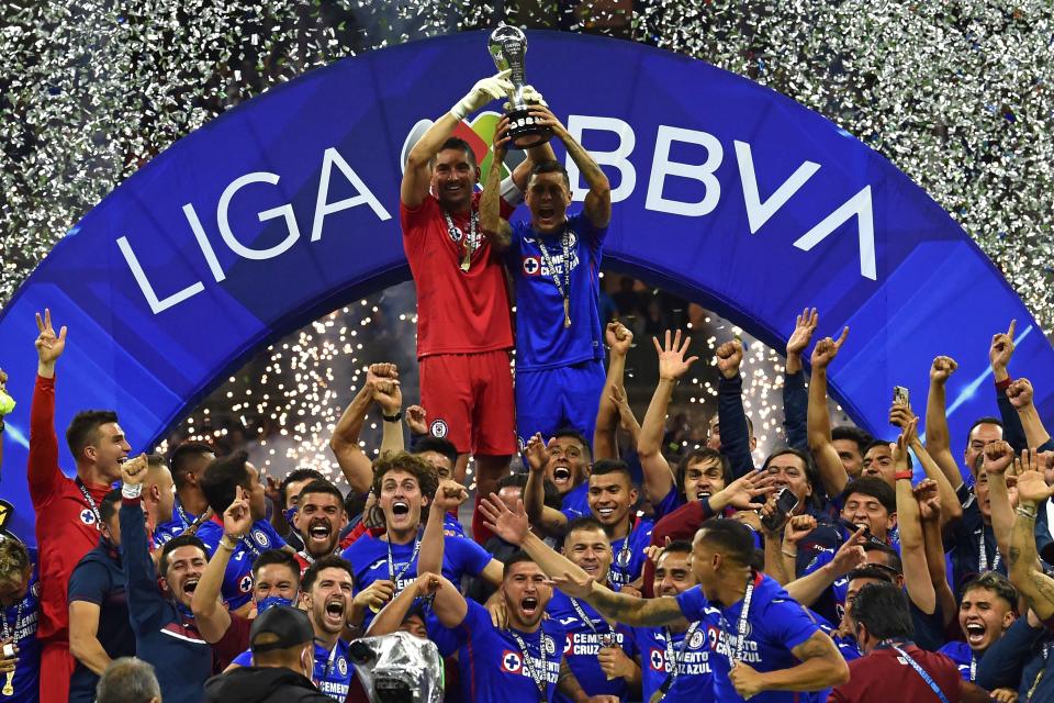 Al ser uno de los estandartes tuvo la oportunidad de levantar el trofeo del Clausura 2021 junto con José de Jesús Corona. (Foto: RODRIGO ARANGUA/AFP via Getty Images)