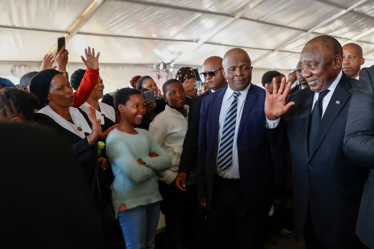 El presidente sudafricano, Cyril Ramaphosa, en el funeral masivo en East London. (Photo by Phill Magakoe / AFP)