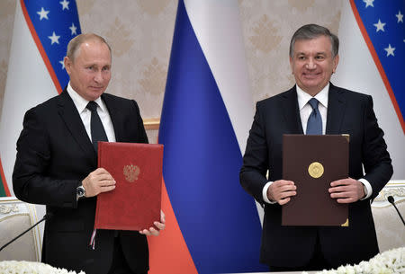 Russian President Vladimir Putin (L) and his Uzbek counterpart Shavkat Mirziyoyev attend a signing ceremony after the talks in Tashkent, Uzbekistan October 19, 2018. Alexei Nikolsky/Sputnik/Kremlin via REUTERS