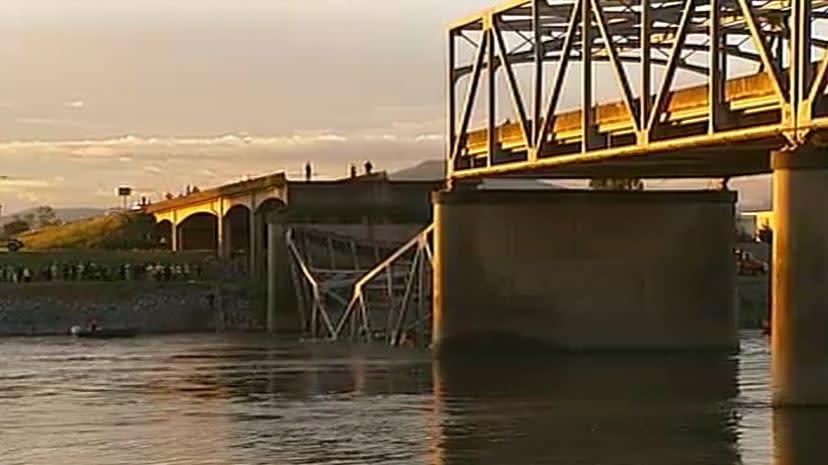 The Interstate 5 bridge over the Skagit River collapsed Thursday evening, where vehicles and people into the water.