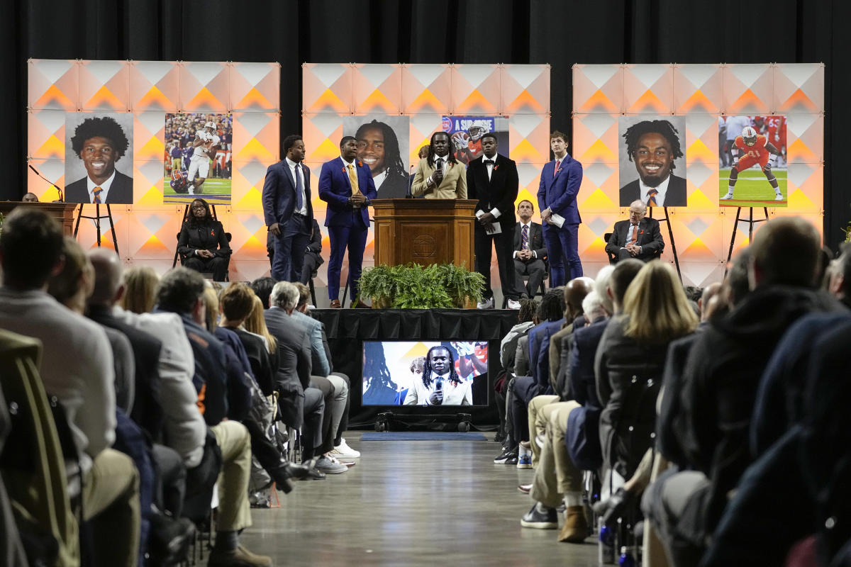 #Virginia honors slain players in memorial service on campus