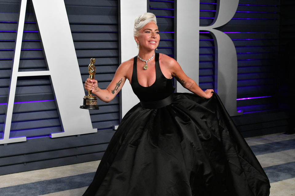 <p>Également compositrice de la bande-originale, Lady Gaga repartira finalement de la cérémonie des Oscars 2019 avec la statuette de la Meilleure chanson originale pour Shallow. Au cours de la soirée, la chanteuse illumine la scène du Dolby Theater en interprétant ce titre en duo avec Bradley Cooper. </p>