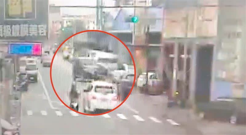 休旅車撞飛女騎士後，又「騎上」摩托車再波及其他車輛。（圖／翻攝畫面）