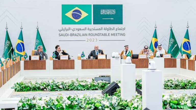 Luiz Inacio Lula da Silva, Presidente de Brasil, participa en la sesión de clausura de la Mesa Redonda Brasil-Arabia Saudí en el Hotel Ritz-Carlton.