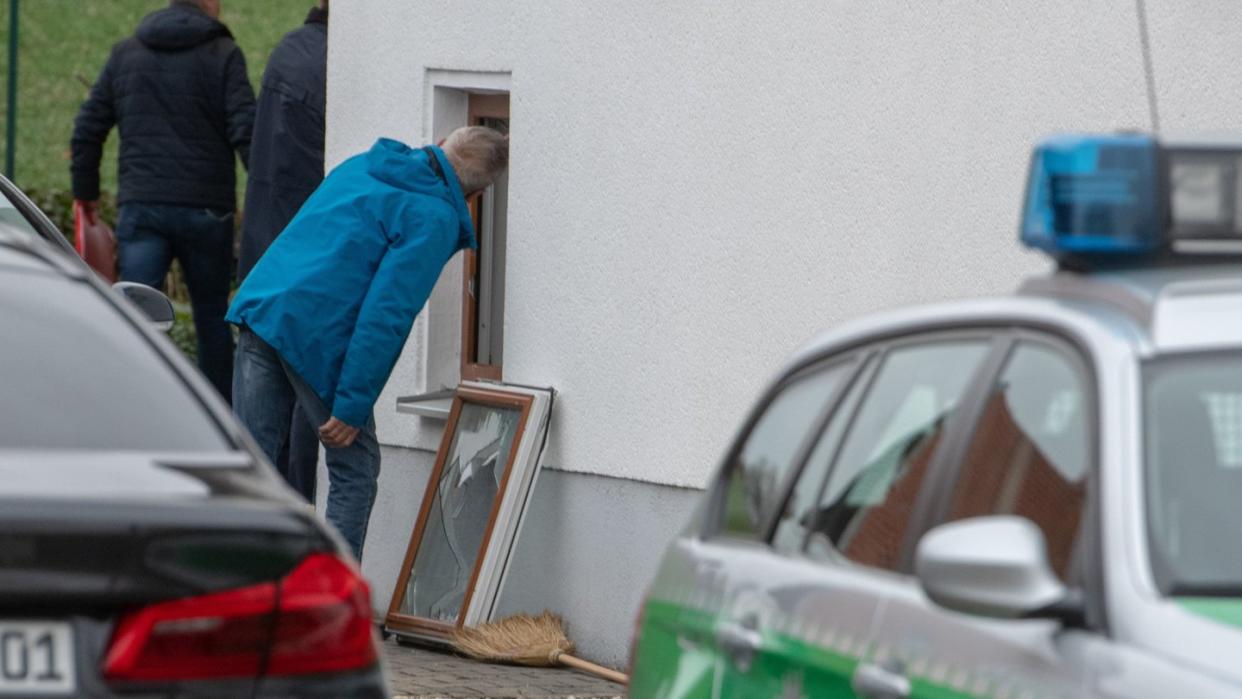 In dem Einfamilienhaus in Niederbayern hatte die Polizei drei Leichen gefunden. Foto: Armin Weigel