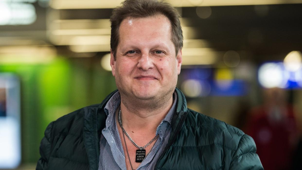Jens Büchner alias «Malle-Jens» im Frankfurter Flughafen. Der TV-Auswanderer ist im Alter von 49 Jahren gestorben. Foto: Andreas Arnold