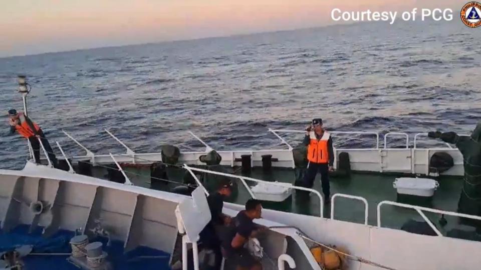 中國與菲律賓海警5日在南海仁愛暗沙水域再次發生衝突。（圖／翻攝自推特@jaytaryela）