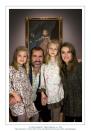 Aunque la Casa Real negó que hubiera Photoshop en la felicitación de 2013, lo cierto es que hay muchas cosas que no cuadran en la fotografía del Museo del Prado. Si Felipe VI está en cuclillas, ¿cómo puede estar a la misma altura que Letizia? ¿Y Leonor por qué es más alta que su madre si se supone que las dos están de pie? (Foto: Casa de S.M. el Rey via Getty Images)