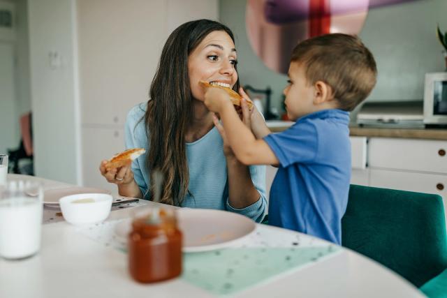 L'enfant Mange Une Barre De Chocolat.