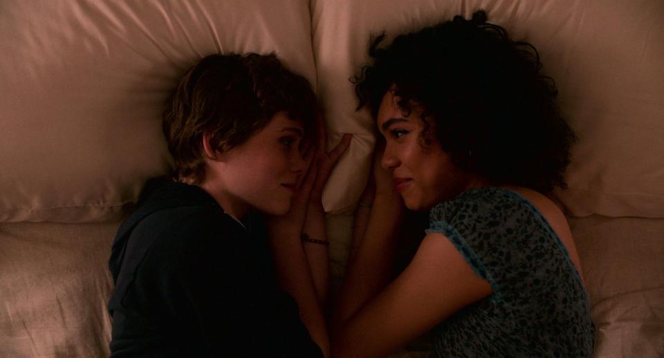 Dazu gehört auch, dass "I Am Not Okay With This" mit großem Feingefühl von Sydneys (Sophia Lillis, links) heimlichen Gefühlen für ihre beste Freundin Dina (Sofia Bryant) erzählt. In der Netflix-Serie trifft lakonische Komik auf all die großen und kleinen Ängste, die Außenseiter genauso haben wie Football-Schönlinge und Sexbomben. (Bild: Netflix)