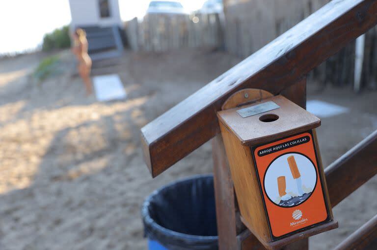 Pinamar se adelantó con la prohibición de fumar, actividad que quedó restringida al área situada alrededor de ceniceros instalados especialmente