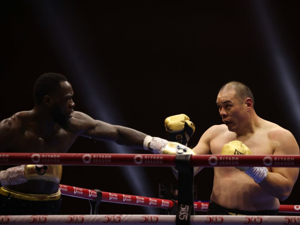 Wilder (l.) war chancenlos gegen Zhang (r.) (IMAGO/Wang Haizhou)