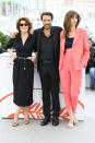 Uniforme noir pour Fanny Ardant et Nicolas Bedos lors du photocall de La Belle époque. Seule la comédienne Doria Tillier a apporté une note de couleur en arborant un tailleur-pantalon corail porté sur une brassière noire. Chic et sexy… comme souvent !