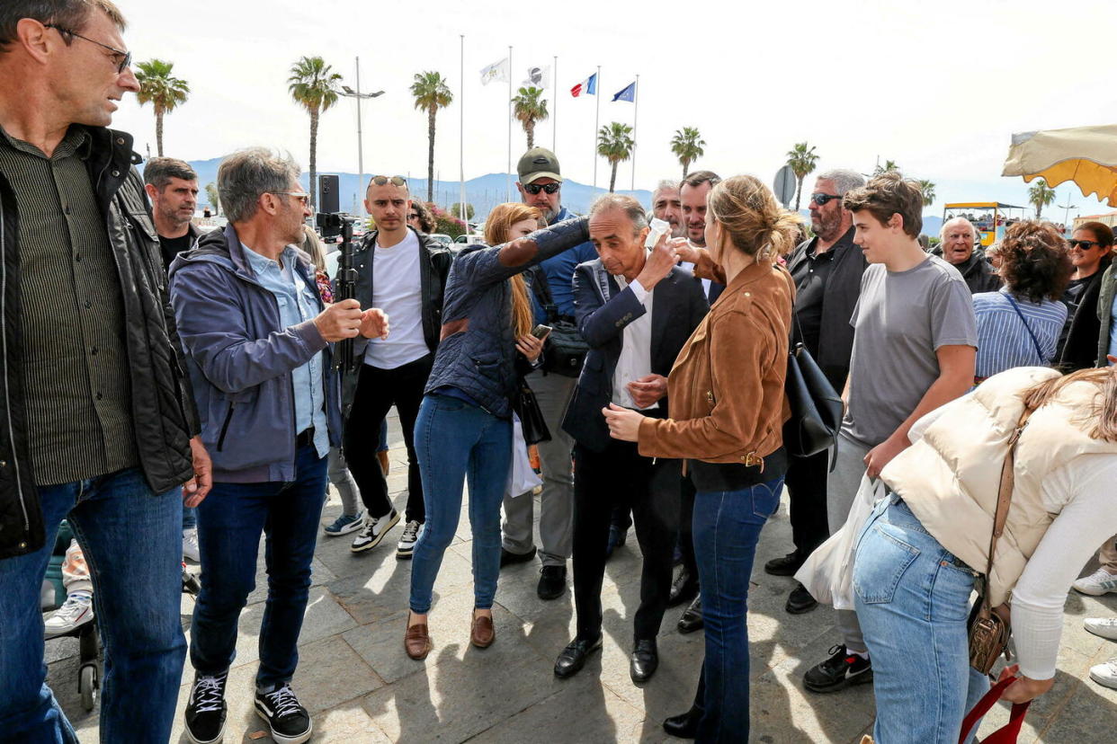 Éric Zemmour, président du parti d'extrême droite Reconquête !, en visite sur le marché d'Ajaccio (Corse-du-Sud), le 4 mai 2024, a été la cible de jets d'œufs et d'insultes.  - Credit:Shootpix/Abaca