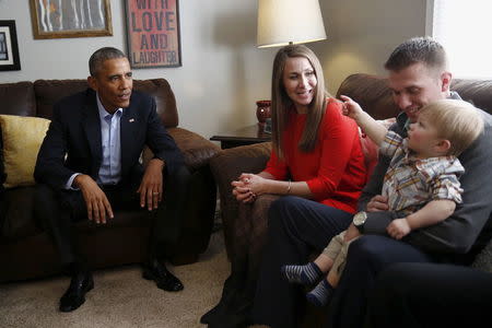 U.S. President Barack Obama (L) meets with Lisa Martin (C), her husband Jeff and their son Cooper during a living room discussion at a private residence in Omaha, Nebraska, January 13, 2016. REUTERS/Carlos Barria