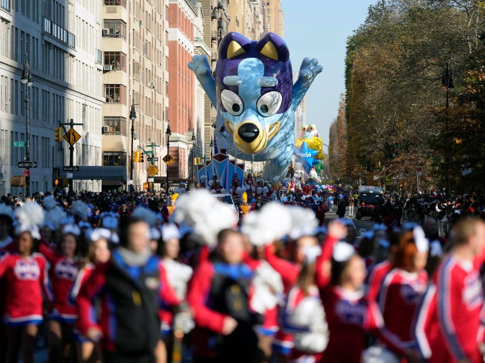 A Bluey balloon floats down the parade.