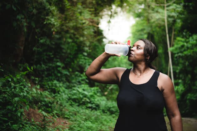 Staying hydrated, especially outdoors, is key to reducing the risk of heat stroke. (Photo: Igor Alecsander via Getty Images)