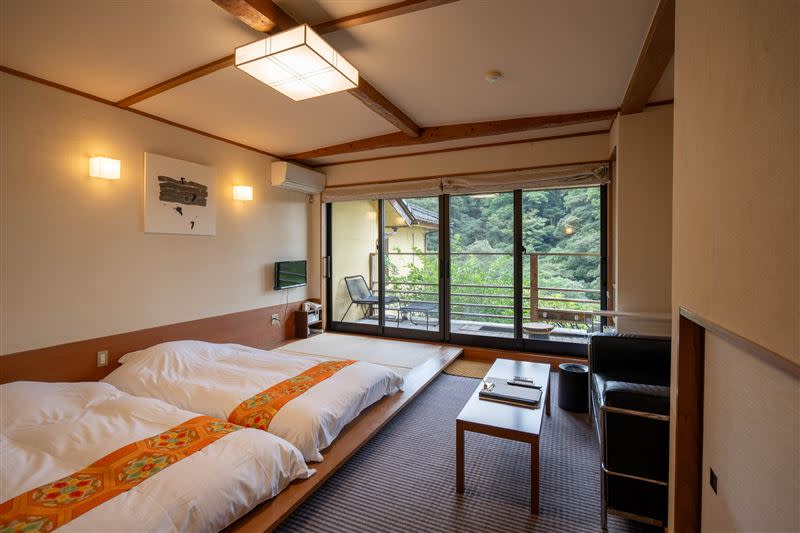 「Kirishima Seiryuso」提供傳統的和風客房，營造充滿禪意的清新氛圍，且入住旅客可以來場楓林浴，超享受。（圖／Booking.com提供）